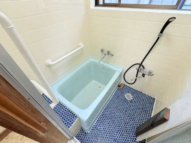 売中古戸建　中央区鴨江二丁目の浴室|浴室もコンパクトでシンプルです。