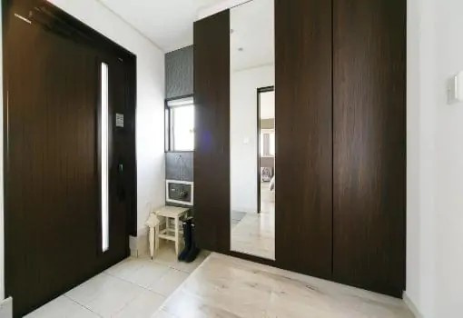 見沼区大谷　新築分譲住宅の玄関|施工例。イメージ写真です