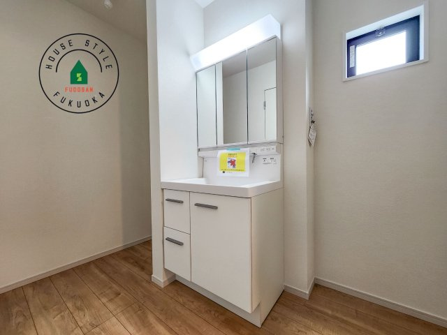 福岡市南区警弥郷2丁目第3-2棟（2号棟）　の内観：施工例|毎日使うものだから清潔な空間を保ちたい水回り。洗面にはそんな願いを解消させてくれる収納アイデアが満載です。三面鏡の裏側にはキャビネットが現れ小物から背の高い物まで収納できます。