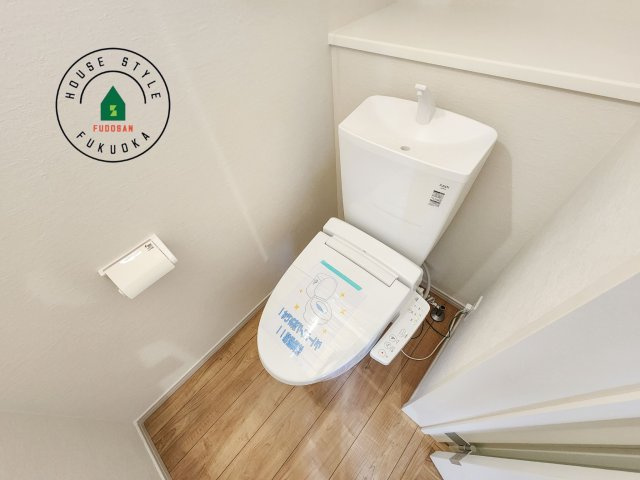 福岡市南区警弥郷2丁目第3-2棟（2号棟）　の内観：施工例|温水洗浄便座を完備しております。2ヶ所にトイレがあるのは朝の慌ただしい時間も安心です。