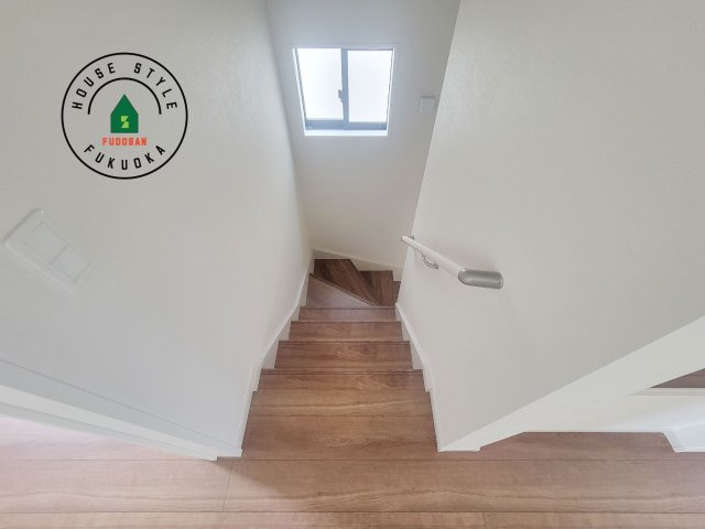 福岡市南区警弥郷2丁目第3-2棟（2号棟）　の内観：施工例|＜手すり付階段＞手すりがないと階段の昇り降りで危険なことはもちろん、壁に手をつきながら歩くことで壁紙が汚れやすくなります。すべての方に快適に昇り降りしていただくため、手すりを設置しました。