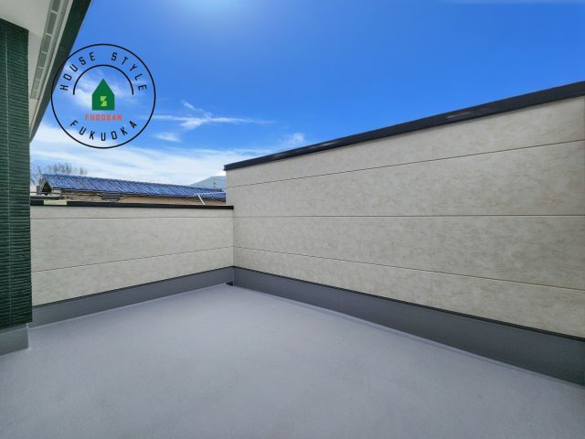 福岡市南区警弥郷2丁目第3-2棟（2号棟）　の外観：施工例|風をしっかりと感じられるバルコニーでは、毎日が洗濯日和です。広々としているので洗濯も楽しくなるでしょうし、気分転換にバルコニーからの眺めを楽しむのもいいでしょう。