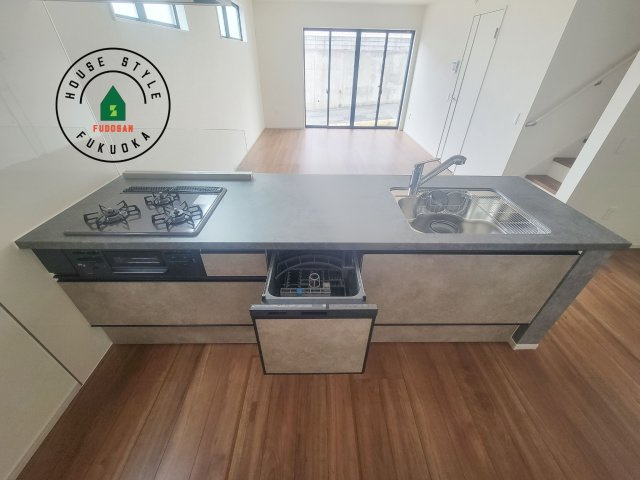 福岡市南区警弥郷2丁目第3-2棟（2号棟）　の内観：施工例|ご家族を近くに感じられる対面キッチンのLDK。会話もはずみそうですね。