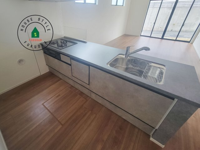 福岡市南区警弥郷2丁目第3-2棟（2号棟）　の内観：施工例|ダイニングテーブルへの配膳がラクラク、お料理はかどるカウンター付きシステムキッチン！