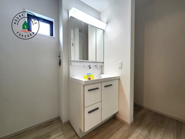 福岡市西区横浜1丁目第5-3棟（1号棟）　の内観：施工例|毎日使うものだから清潔な空間を保ちたい水回り。洗面にはそんな願いを解消させてくれる収納アイデアが満載です。三面鏡の裏側にはキャビネットが現れ小物から背の高い物まで収納できます。