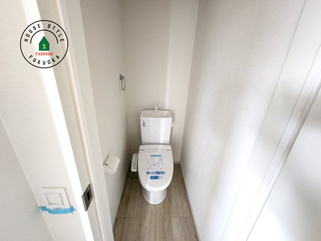 福岡市西区横浜1丁目第5-3棟（1号棟）　の内観：施工例|温水洗浄便座を完備しております。2ヶ所にトイレがあるのは朝の慌ただしい時間も安心です。