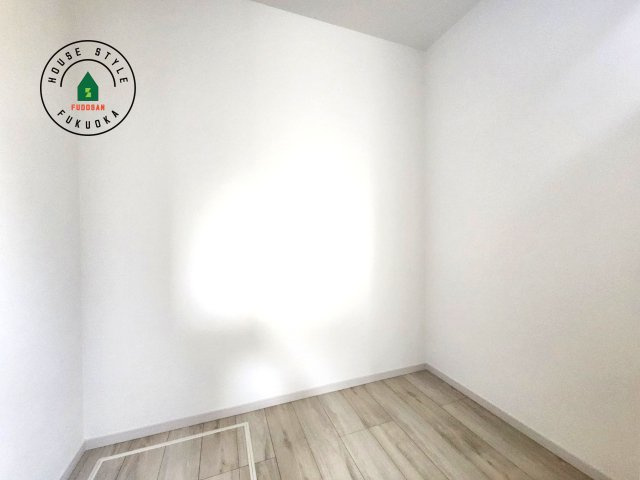 福岡市西区横浜1丁目第5-3棟（1号棟）　の内観：施工例|洋服や大きな荷物が多い方や人数の多いご家族などは、一般的なクローゼットよりもウォークインクローゼットのほうが使い勝手が良いです。