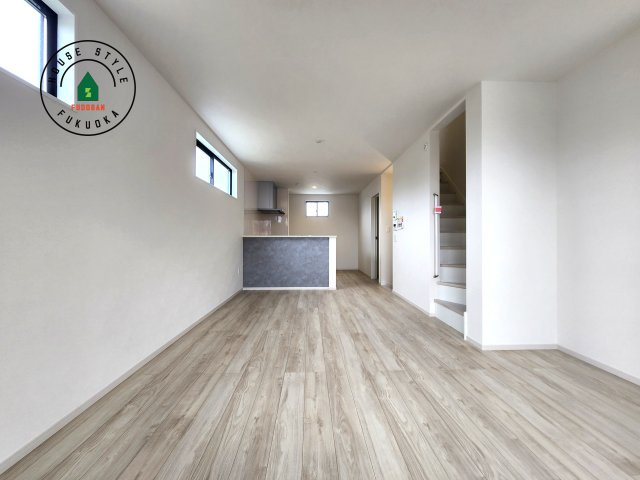 福岡市西区横浜1丁目第5-3棟（1号棟）　の内観：施工例|キッチンからリビングをしっかり確認できます。家族の笑顔があふれる空間になりそうですね。※家具はCGを合成したものです。