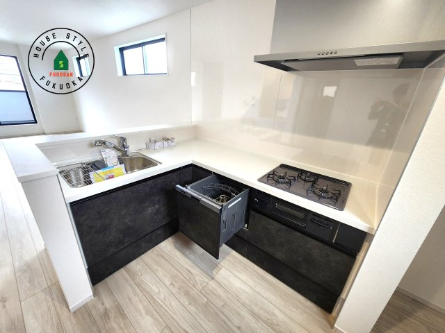 福岡市西区横浜1丁目第5-3棟（1号棟）　の内観：施工例|ご家族を近くに感じられる対面キッチンのLDK。会話もはずみそうですね。