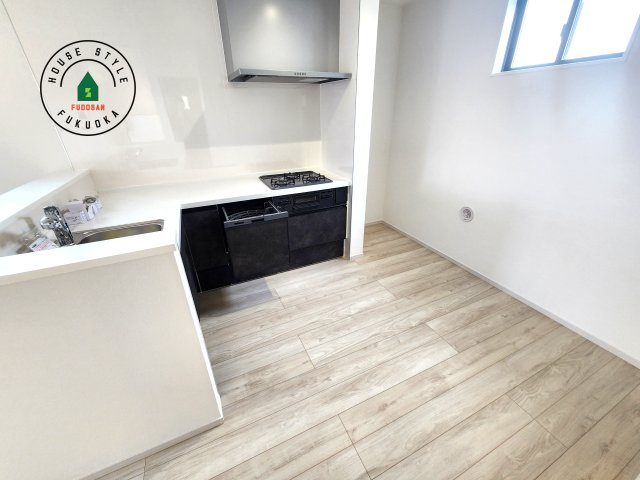 福岡市西区横浜1丁目第5-3棟（1号棟）　の内観：施工例|ダイニングテーブルへの配膳がラクラク、お料理はかどるカウンター付きシステムキッチン！