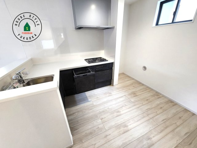 福岡市西区横浜1丁目第5-3棟（2号棟）　の内観：施工例|ダイニングテーブルへの配膳がラクラク、お料理はかどるカウンター付きシステムキッチン！