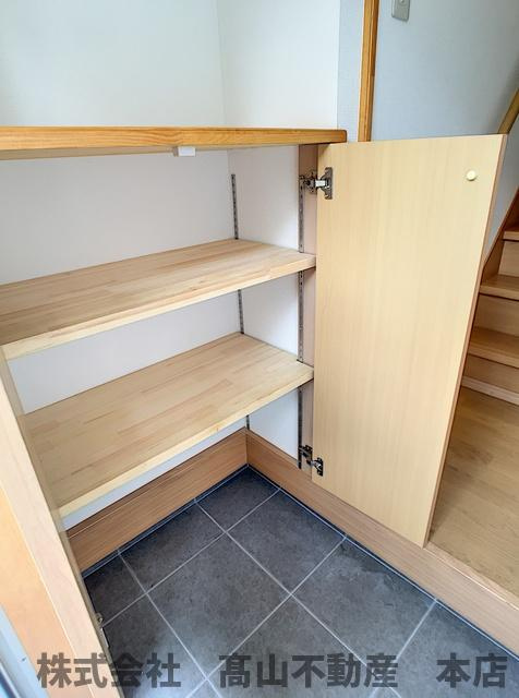 ラフォーレさつき八番館の玄関