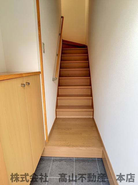 ラフォーレさつき八番館の玄関