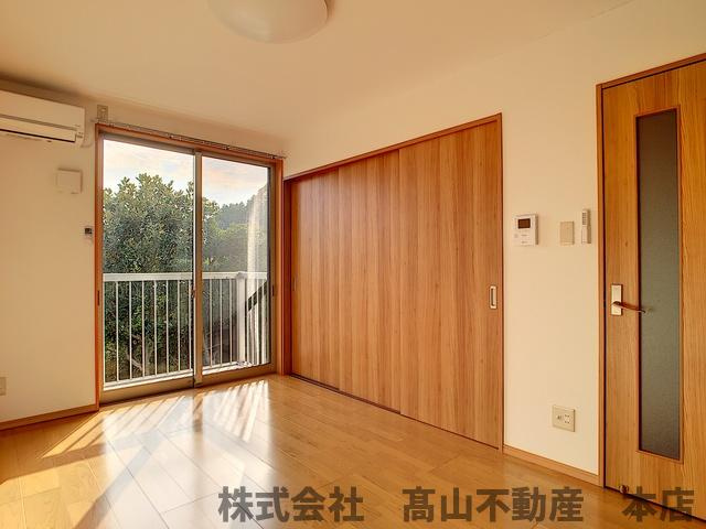 ラフォーレさつき八番館の居間・リビング