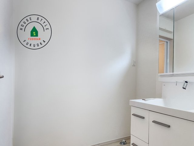 福岡市中央区港3丁目第1-1棟（1号棟）の内観：施工例|ゆとりの洗面スペースで朝の身支度もスムーズに。暮らしを快適に変えるシャワー付洗面台です！