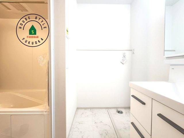 福岡市中央区港3丁目第1-1棟（1号棟）の脱衣所|ゆとりの洗面スペースで朝の身支度もスムーズに。暮らしを快適に変えるシャワー付洗面台です！