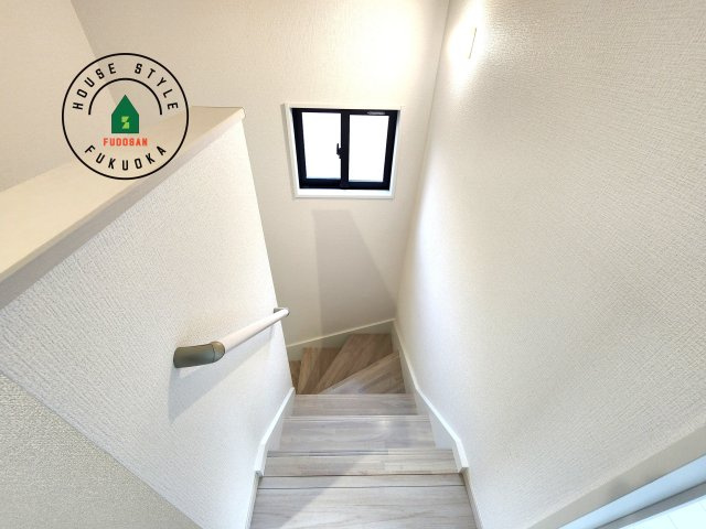 福岡市中央区港3丁目第1-1棟（1号棟）の内装|階段からも明るい光が入ります。採光や通風も階段の重要な役割です。