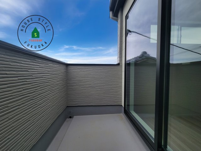 福岡市中央区港3丁目第1-1棟（1号棟）の外観：施工例|風をしっかりと感じられるバルコニーでは、毎日が洗濯日和です。広々としているので洗濯も楽しくなるでしょうし、気分転換にバルコニーからの眺めを楽しむのもいいでしょう。