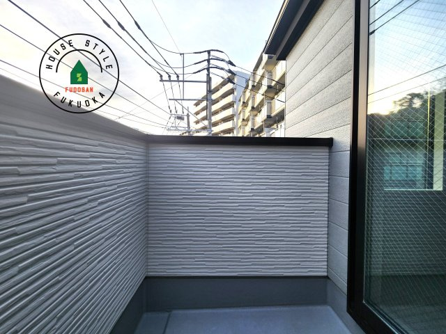 福岡市中央区港3丁目第1-1棟（1号棟）のバルコニー|風をしっかりと感じられるバルコニーでは、毎日が洗濯日和です。広々としているので洗濯も楽しくなるでしょうし、気分転換にバルコニーからの眺めを楽しむのもいいでしょう。