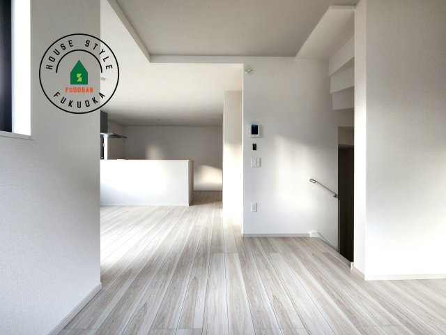 福岡市中央区港3丁目第1-1棟（1号棟）の居間・リビング|キッチンからリビングをしっかり確認できます。家族の笑顔があふれる空間になりそうですね。