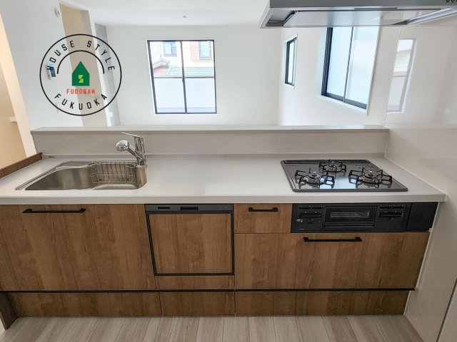 福岡市中央区港3丁目第1-1棟（1号棟）の内観：施工例|ご家族を近くに感じられる対面キッチンのLDK。会話もはずみそうですね。