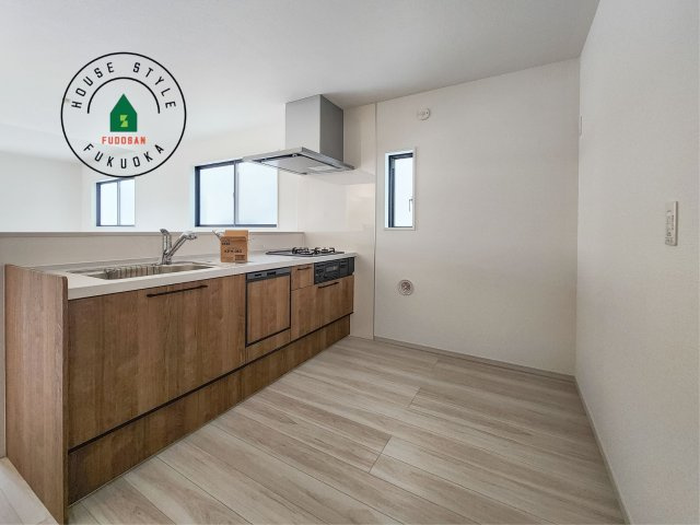 福岡市中央区港3丁目第1-1棟（1号棟）の内観：施工例|ダイニングテーブルへの配膳がラクラク、お料理はかどるカウンター付きシステムキッチン！