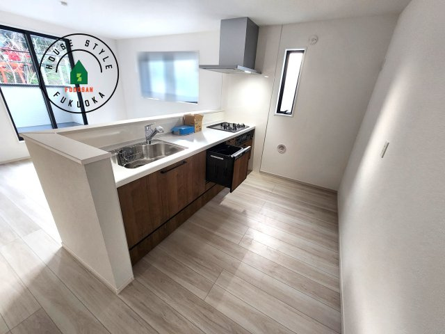 福岡市中央区港3丁目第1-1棟（1号棟）のキッチン|ダイニングテーブルへの配膳がラクラク、お料理はかどるカウンター付きシステムキッチン！