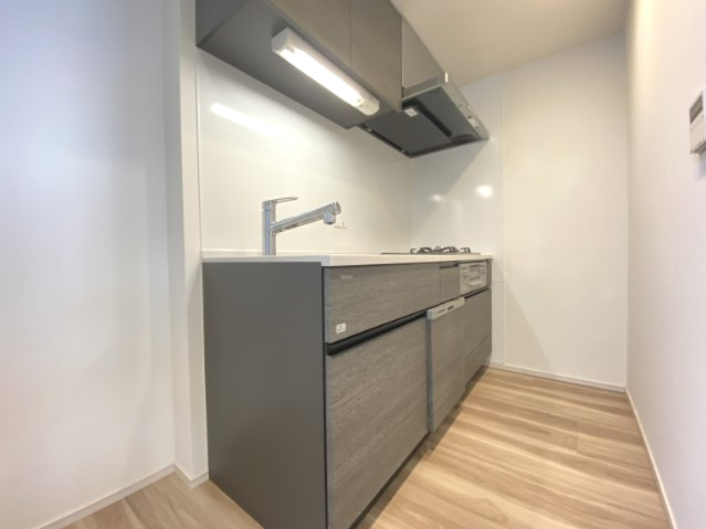 【キッチン】 | セルアージュ藤沢エクシール | 約2.6帖システムキッチン。USBコンセント、食洗器搭載。（空室イメージ）