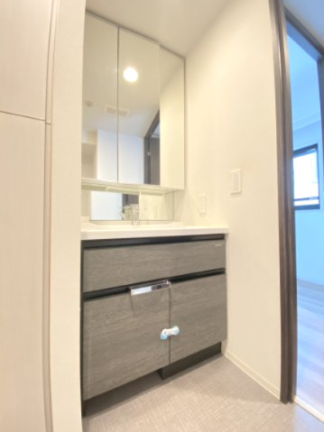 【独立洗面台】 | セルアージュ藤沢エクシール | 三面鏡付洗面化粧台です。（空室イメージ）