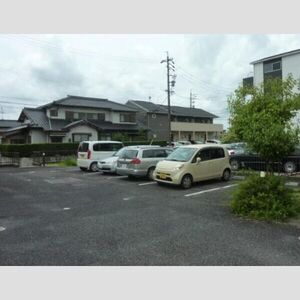 ガーデンコート出川C棟の駐車場