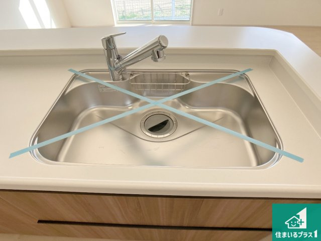 加古川市野口町水足　第3期　新築一戸建ての独立洗面台|清潔感のある洗面台です。フラットな鏡は掃除がしやすく毎日清潔！ホースは引き出して使えるので洗顔やお掃除の際に便利です！