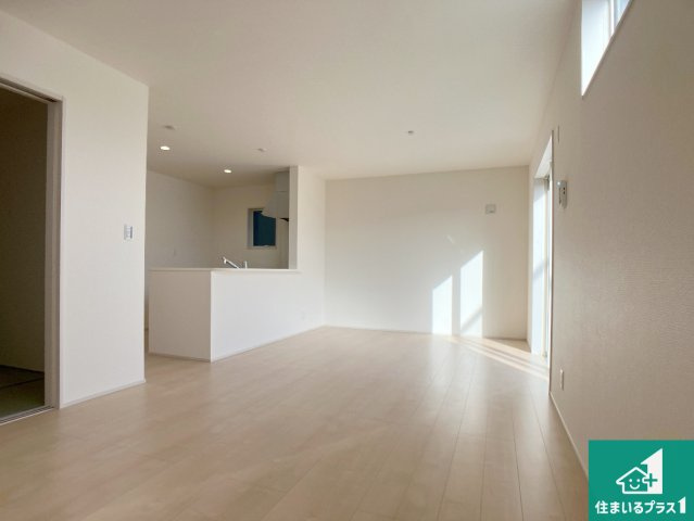 加古川市野口町水足　第3期　新築一戸建ての居間・リビング|シンプルなリビングは、観葉植物等のインテリアを楽しめますね！パパ好みにも、ママ好みにも家具次第で雰囲気を変えることができます！