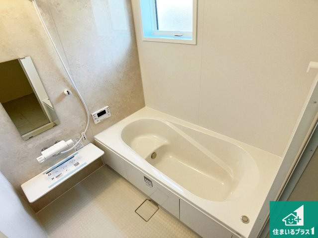 加古川市野口町水足　第3期　新築一戸建ての浴室|足をゆったり伸ばして寛げる浴槽です。窓が設けられていますので差し込む光が明るく穏やかな雰囲気にしてくれます♪浴室乾燥機も設置しているので、雨の日の洗濯物も安心です♪