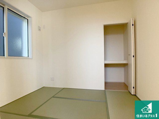 加古川市野口町水足　第3期　新築一戸建ての和室|一室あると便利な和室は客間としてだけでなく、小さなお子様のプレイルームや食後のくつろぎスペースとしてもご利用いただけます。収納もついていますので大活躍間違いなし！
