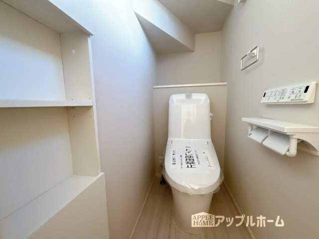 【新築住宅】深谷市天神町 全4区画のトイレ|温水洗浄器付き便座を標準装備してます♪窓付きで明るく、快適空間となっております。毎日使う場所だからこその配慮です。