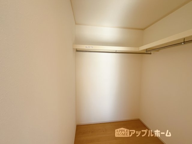 【新築住宅】深谷市天神町 全4区画の収納|お洋服を大切にされる方に大変喜ばれる、ウォークインクローゼット。お洋服以外にも掃除機やスーツケースなどを一箇所に集約できるのは魅力ですね！扉が一箇所ですので、お部屋の見た目にもスッキリ！