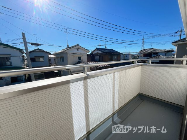 【新築住宅】深谷市天神町 全4区画のバルコニー|家族分の洗濯物もしっかり干せます。日当たりも良く、毎日のお洗濯が楽しくなりそう♪お布団は手軽に干せていつもポカポカに☆