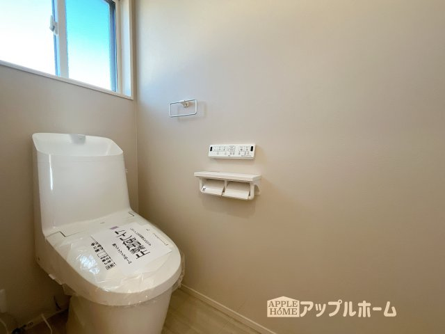 【新築住宅】深谷市天神町 全4区画のトイレ|温水洗浄器付き便座を標準装備してます♪窓付きで明るく、快適空間となっております。毎日使う場所だからこその配慮です。