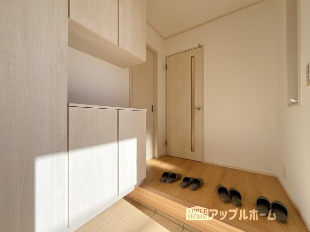 【新築住宅】深谷市天神町 全4区画の玄関|上下棚にたっぷり靴を収納できます。「ただいま」と玄関を開けた瞬間から、奥に広がる空間を明るい室内を感じられますね♪