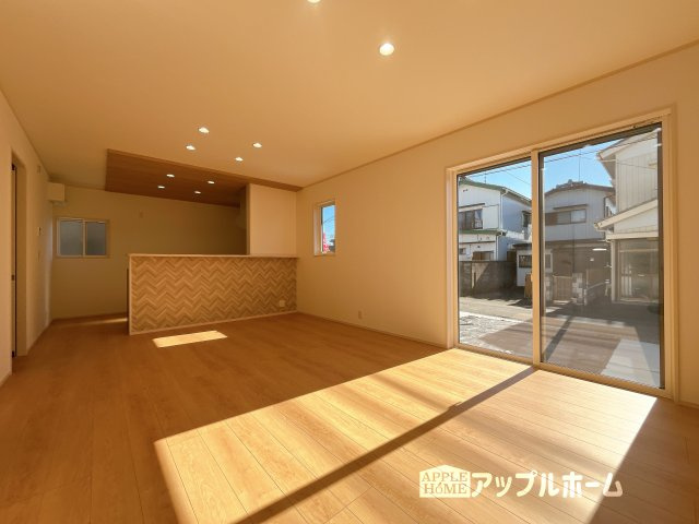 【新築住宅】深谷市天神町 全4区画の居間・リビング|窓から差し込む光で家族を温かく包み込みます。明るいリビングで子育てする喜びを☆いつでも見学可能です！