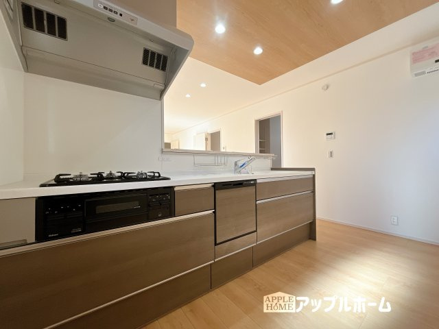 【新築住宅】深谷市天神町 全4区画のキッチン|リビング・ダイニングで過ごすご家族を見守りながら作業が可能な対面式のキッチン。家事負担を軽減してくれる、食器洗乾燥機付きです。