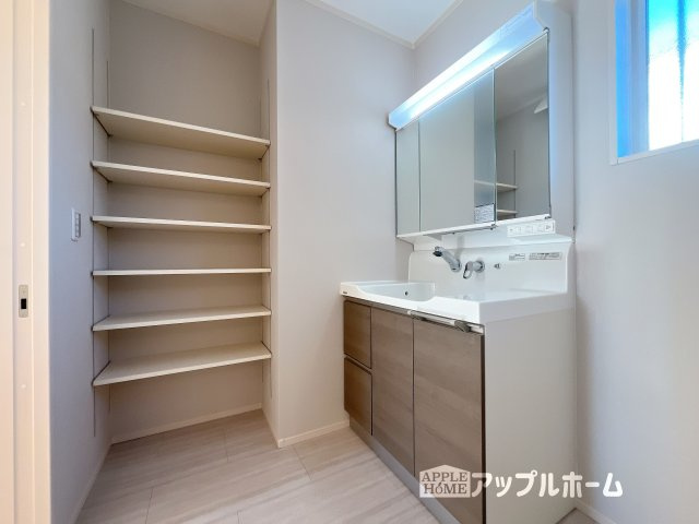 【新築住宅】深谷市天神町 全4区画の独立洗面台|暮らしを快適にする三面鏡仕様の洗面化粧台。収納力と機能性に優れた使いやすい設備で、忙しい朝の身支度もスムーズに♪