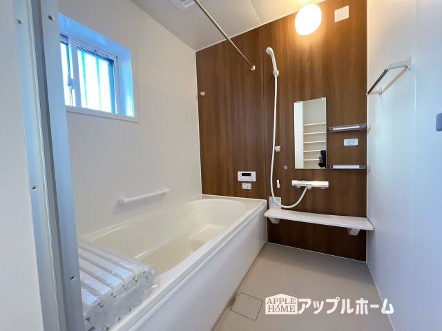 【新築住宅】深谷市天神町 全4区画の浴室|窓付きのバスルームは、採光もあり明るく気持ちの良い空間です。窓があることで、換気環境も良好。掃除もスムーズに出来ます