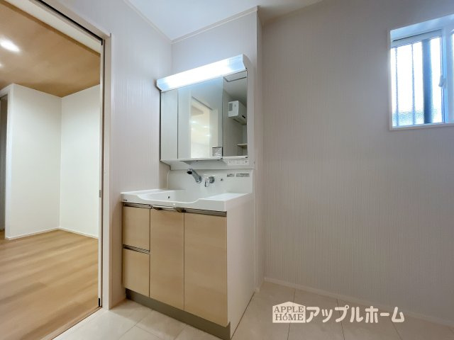 【新築住宅】深谷市西島 全4区画の独立洗面台|暮らしを快適にする三面鏡仕様の洗面化粧台。収納力と機能性に優れた使いやすい設備で、忙しい朝の身支度もスムーズに♪