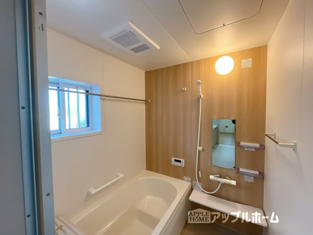 【新築住宅】深谷市西島 全4区画の浴室|窓付きのバスルームは、採光もあり明るく気持ちの良い空間です。窓があることで、換気環境も良好。掃除もスムーズに出来ます