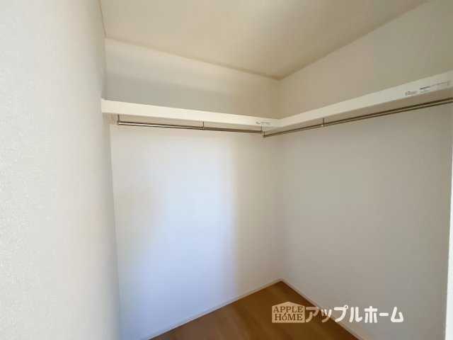 【新築住宅】深谷市西島 全4区画の収納|お洋服を大切にされる方に大変喜ばれる、ウォークインクローゼット。お洋服以外にも掃除機やスーツケースなどを一箇所に集約できるのは魅力ですね！扉が一箇所ですので、お部屋の見た目にもスッキリ！