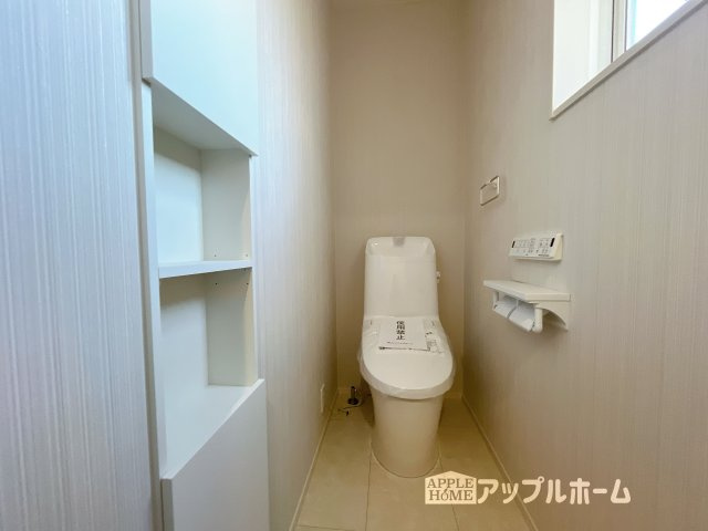 【新築住宅】深谷市西島 全4区画のトイレ|温水洗浄器付き便座を標準装備してます♪窓付きで明るく、快適空間となっております。毎日使う場所だからこその配慮です。