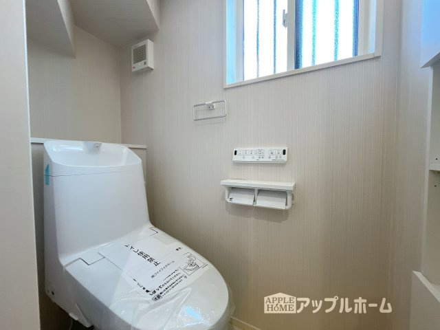 【新築住宅】深谷市西島 全4区画のトイレ|温水洗浄器付き便座を標準装備してます♪窓付きで明るく、快適空間となっております。毎日使う場所だからこその配慮です。