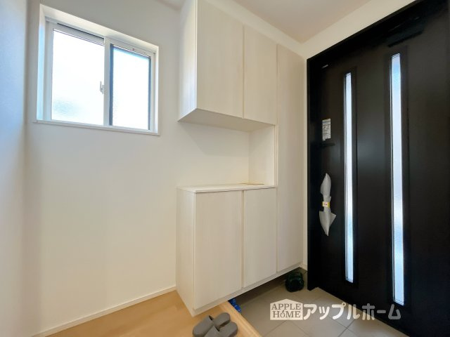【新築住宅】深谷市西島 全4区画の玄関|上下棚にたっぷり靴を収納できます。「ただいま」と玄関を開けた瞬間から、奥に広がる空間を明るい室内を感じられますね♪