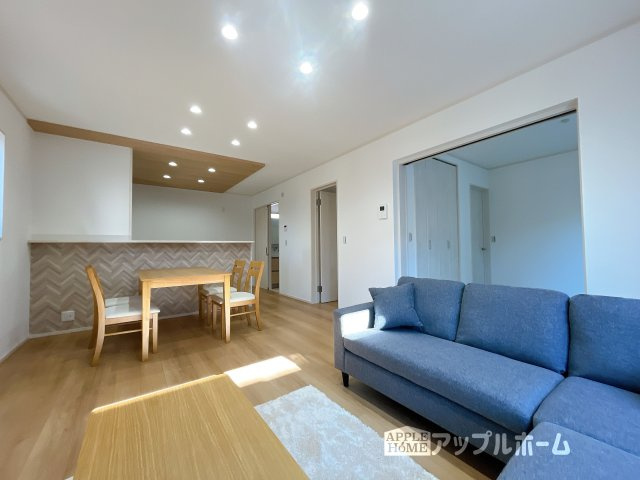 【新築住宅】深谷市西島 全4区画の居間・リビング|窓から差し込む光で家族を温かく包み込みます。明るいリビングで子育てする喜びを☆いつでも見学可能です！